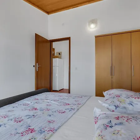 Paunovic アパート